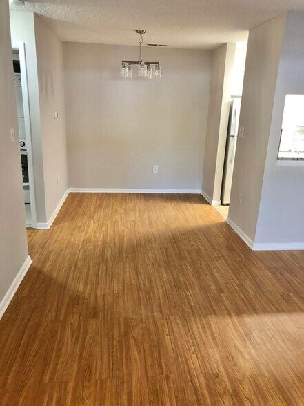 Building Photo - 2210 Ravens Crest Dr