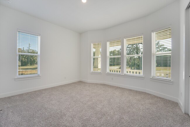 Building Photo - 451 E 7th St