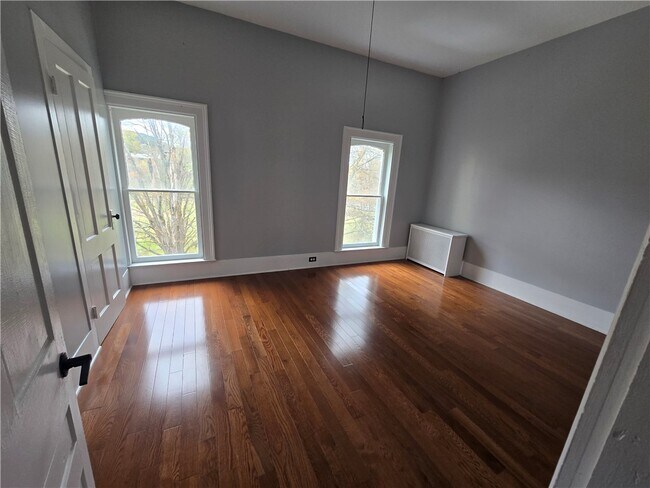 Building Photo - 41 Maple St