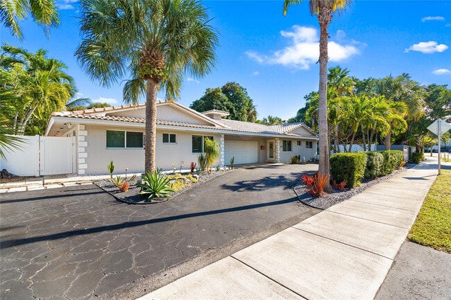 Building Photo - 2616 Middle River Dr