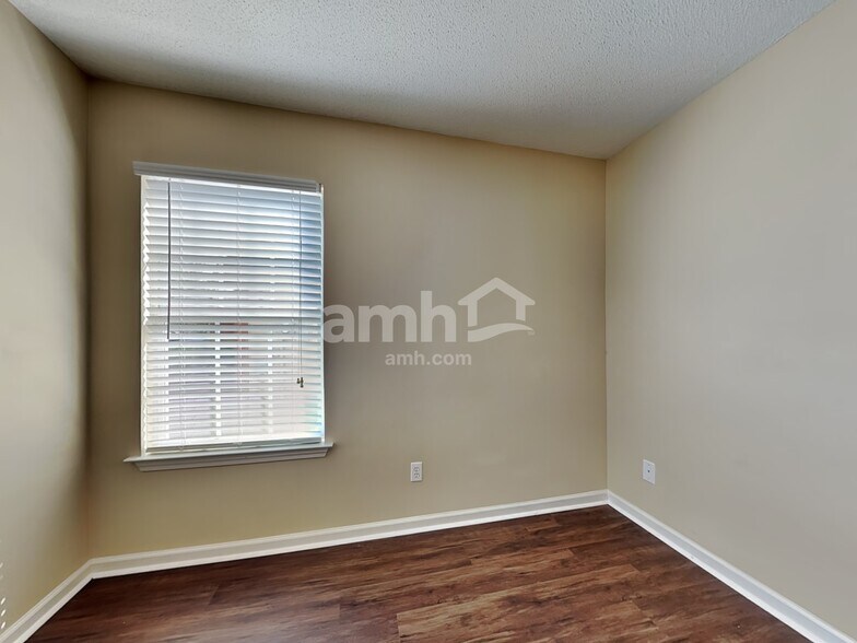 Building Photo - 117 W Tisbury Ln