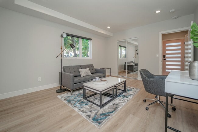 Building Photo - 2115 Holly Dr