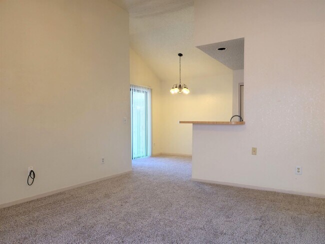 Building Photo - Great Home in Moore Schools & Close & Conv...