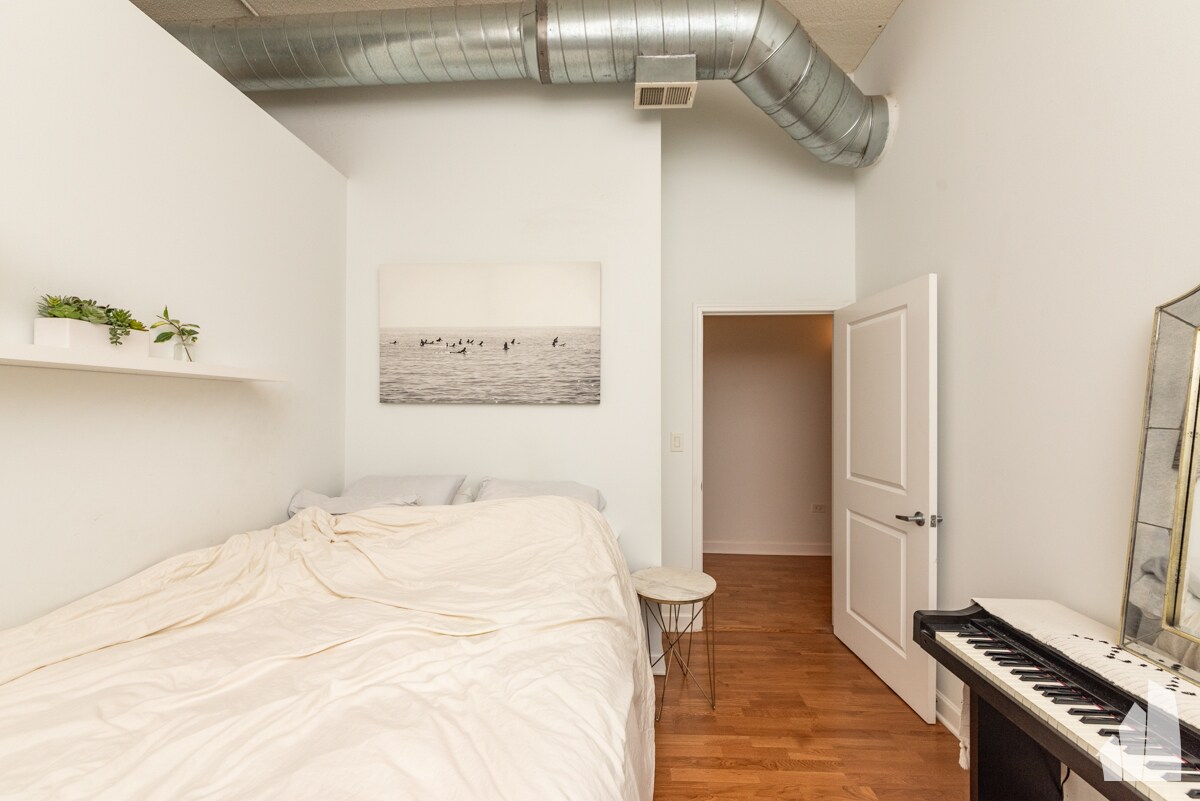 Building Photo - 4131 W Belmont Ave