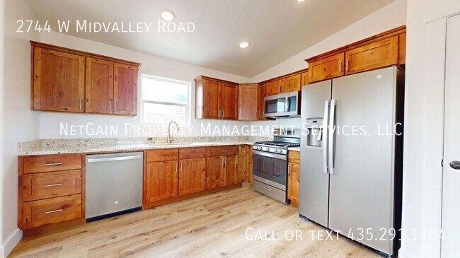 Building Photo - 2744 W Midvalley Rd
