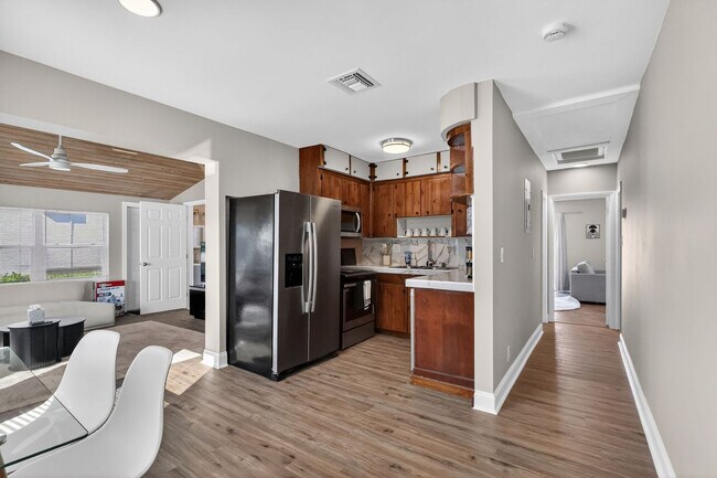 Building Photo - 823 Avenida Hermosa