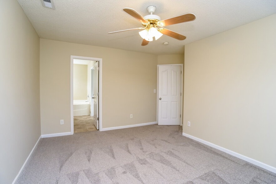 Building Photo - 5231 Fernhill Dr