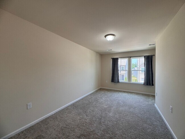 Building Photo - 3BR 2.5BA Townhome