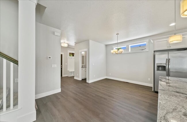 Building Photo - Eagle Townhome with Upscale Finishes!