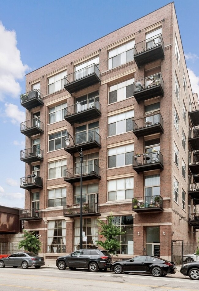 Primary Photo - 1528 S Wabash Ave