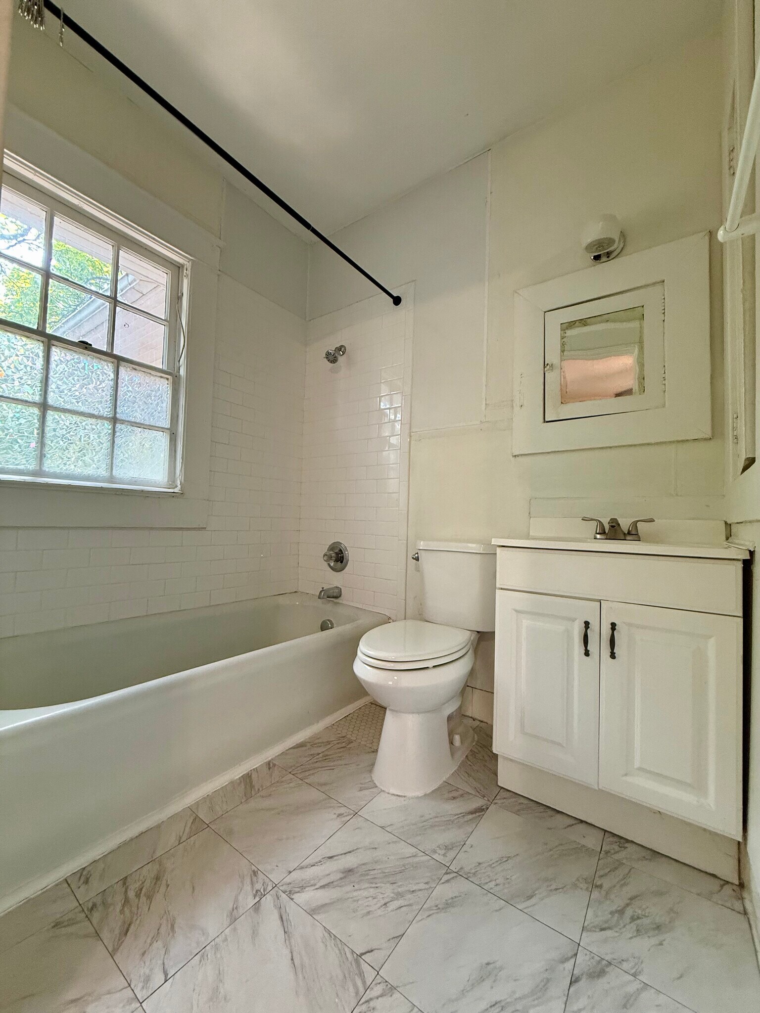 Full Bathroon - 809 Rankin Pl