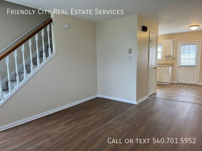 Building Photo - Move in ready 2 bedroom, 1 bath townhome