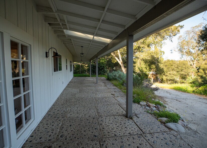 Building Photo - 384 Crazy Horse Canyon Rd