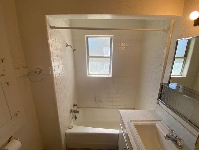 Building Photo - 3 bed 1.5 bath - Single Family Home - Pet ...