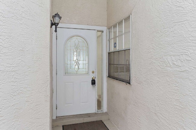 Building Photo - This 3/2 Beautiful Villa-Style Condo on Desirable Coverplace Community of Palm Harbor!