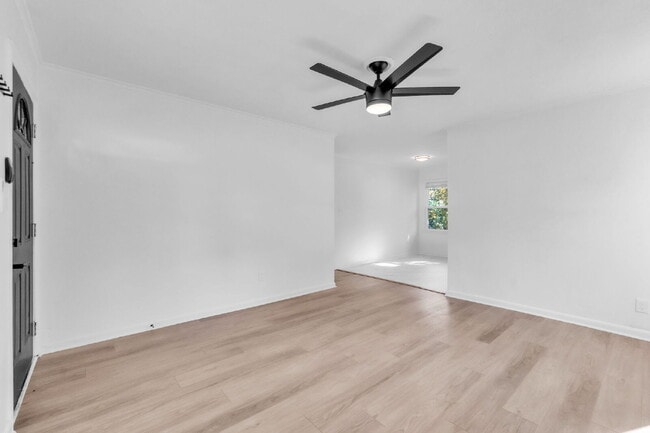 Building Photo - AMAZING LEASE SPECIAL! Updated 2-Bedroom 1-Bathroom Duplex in Spartanburg with Modern Finishes an...