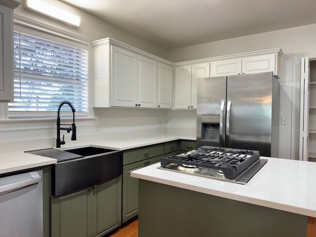 Building Photo - 627 W 2nd St