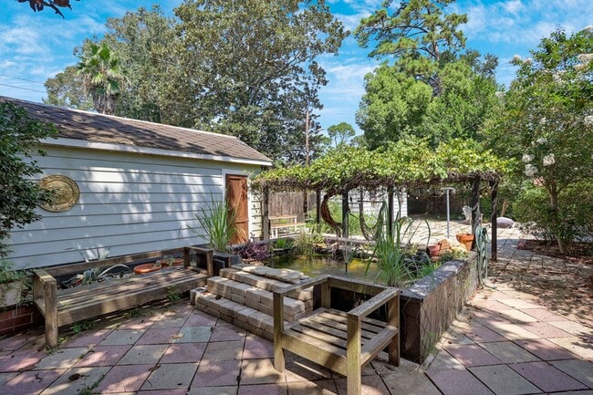 Building Photo - Charming bungalow downtown