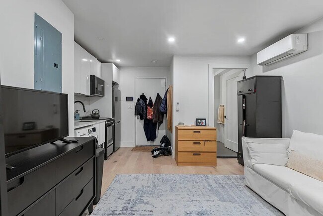 Building Photo - 241 W 75th St