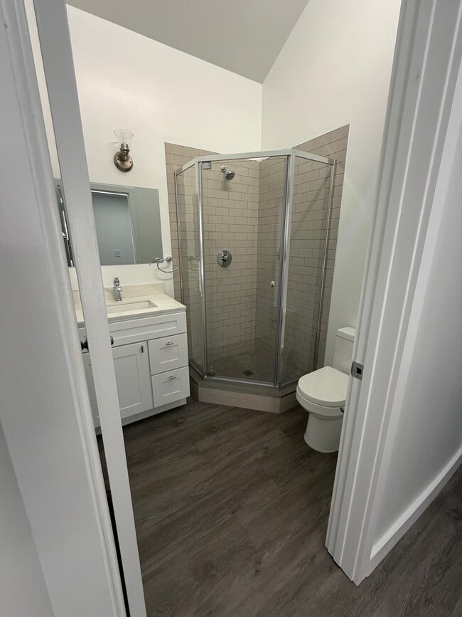 Building Photo - 800 N June St