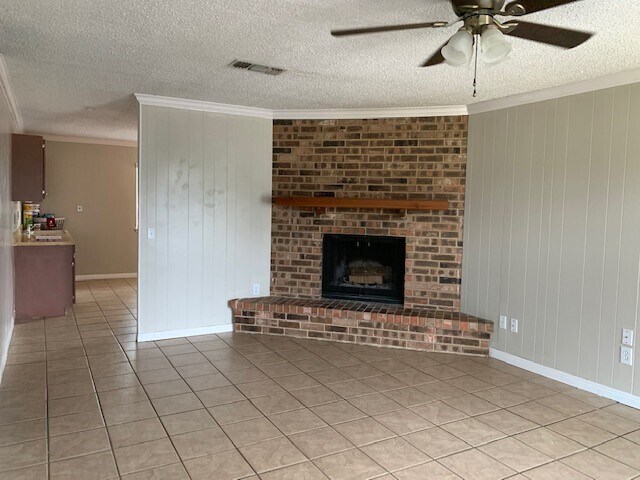 Living - 137 Lullwood Dr