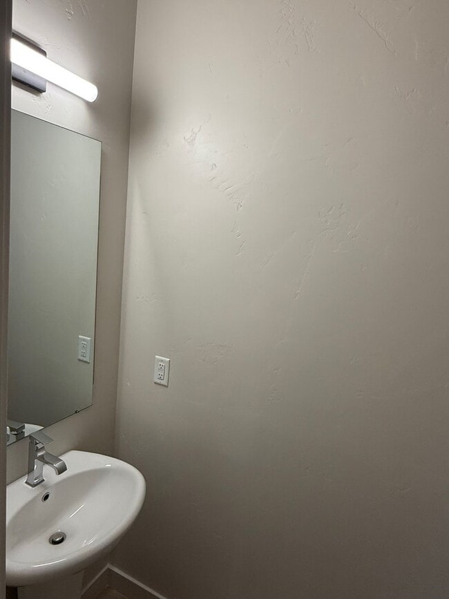 Building Photo - Beautiful townhome, construction just completed, 2 car garage, central air