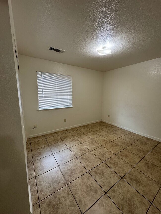 Building Photo - 3443
