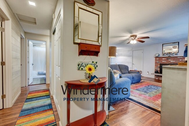 Building Photo - Fully-Furnished Cozy 3 Bedroom Home - Shor...