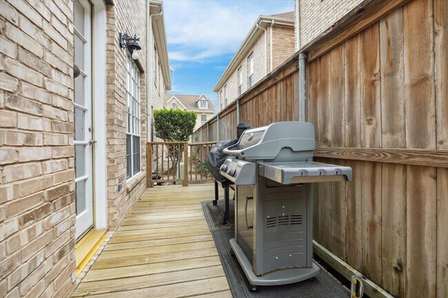 Building Photo - 2842 Briarhurst Park