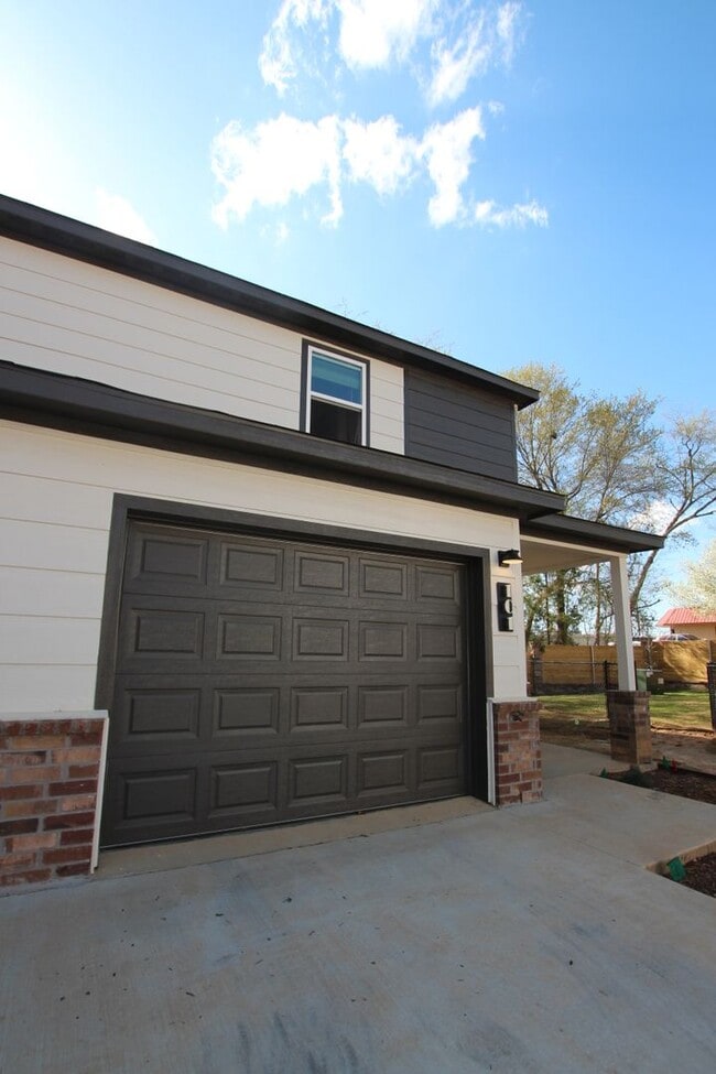 Building Photo - Stunning 2 Bed 2.5 Bath 1 Car Garage Townhome in Tyler!