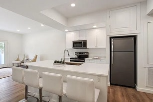 Building Photo - 2100 St Thomas St