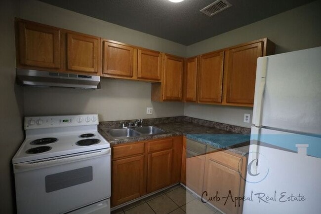 Building Photo - Recently renovated 2 bed, 1 bath apt