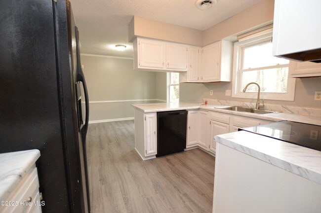 Building Photo - 307 Stillwood Dr