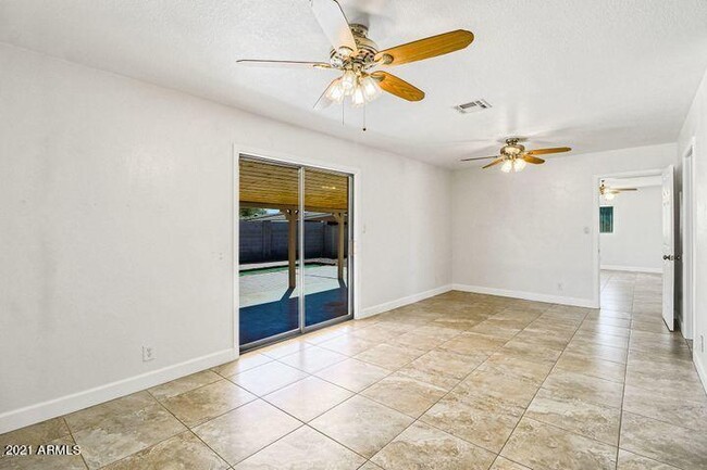 Building Photo - 6518 E Sunnyside Dr