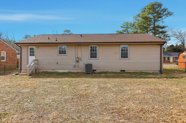 Building Photo - Colonial Heights