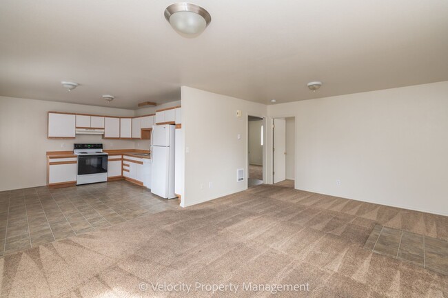 Building Photo - Bright and spacious 2 bedroom home!