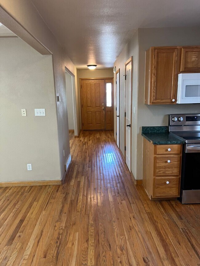 Building Photo - AVAILABLE NOW - BEAUTIFUL 6 bedroom home F...