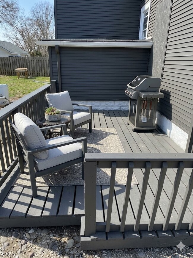 Building Photo - 730 E Hurlbut Ave