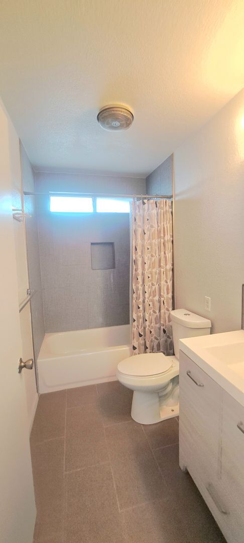 Building Photo - Larger 2 Bedroom home