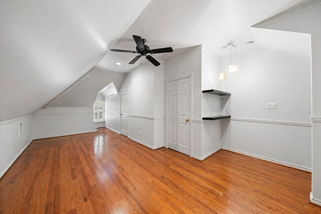 Building Photo - 5136 Chevy Chase Dr