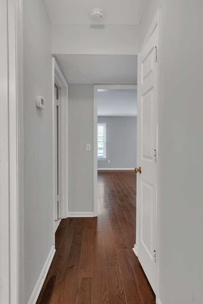 Building Photo - Walkable 2BR/2BA Condo Between Vanderbilt & Belmont + Modern Updates