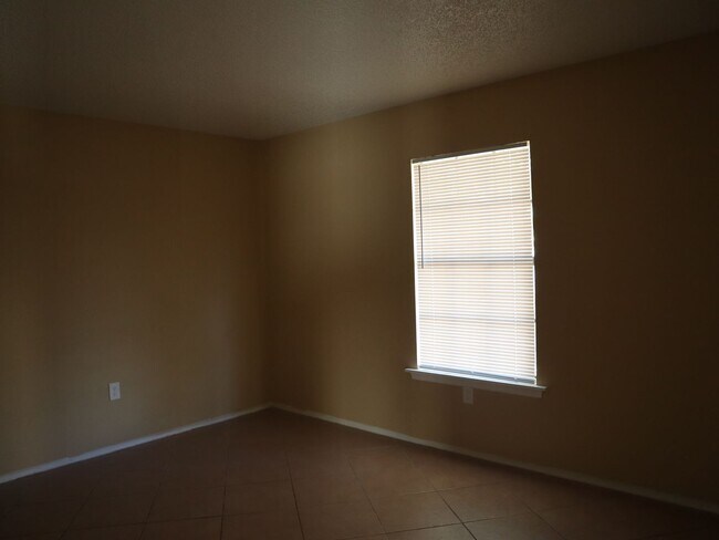 Building Photo - Move in condition 3 Bedrooms 2 Bath Carole Arcaro 386-216-4900 Deltona Lakes Realty