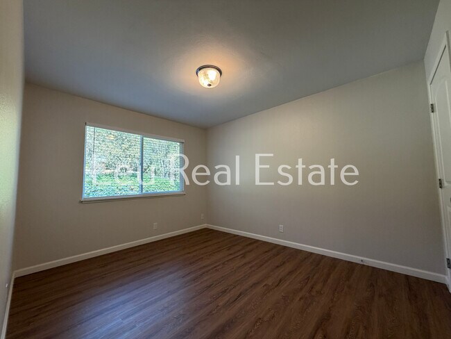 Building Photo - 1028 Bridgeview Dr