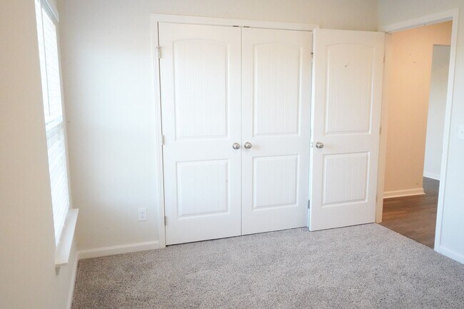 Building Photo - AVAILABLE NOW!