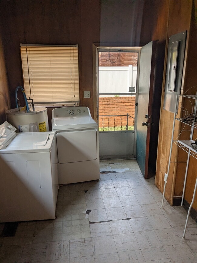 Building Photo - 816 Goldwire St SW