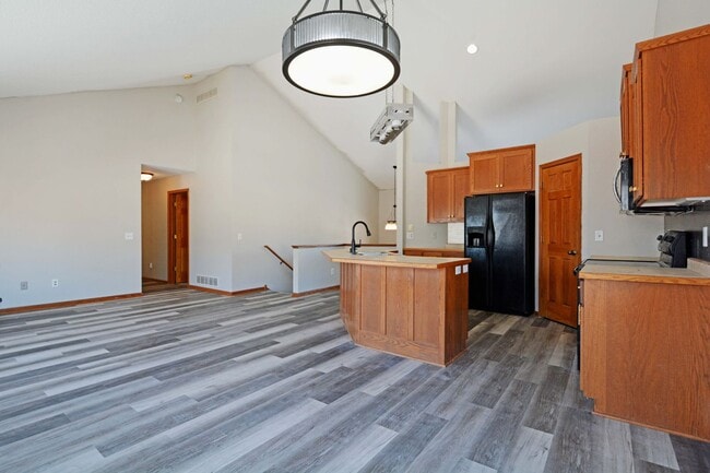 Building Photo - Spacious 5-Bed, 3 Bath Home in Delano - Available Now!