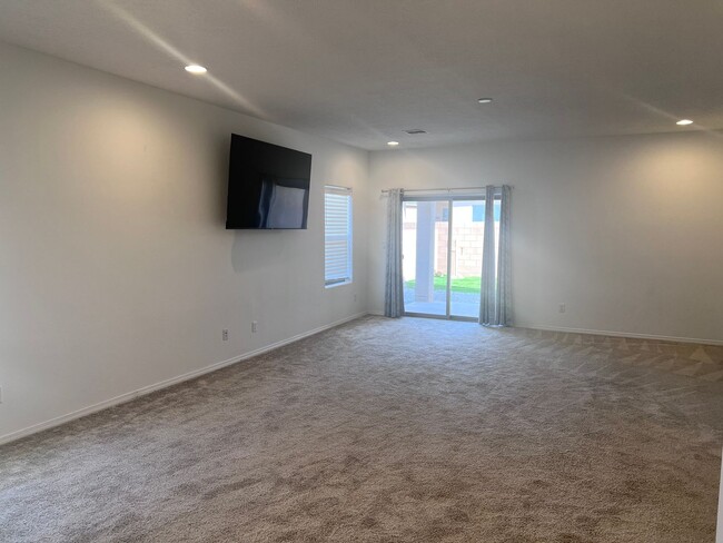 Building Photo - Newer 4 Br, 2 Ba, with the major appliance...