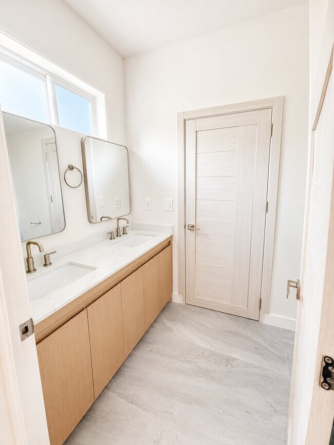 Building Photo - 9346 Creemore Dr