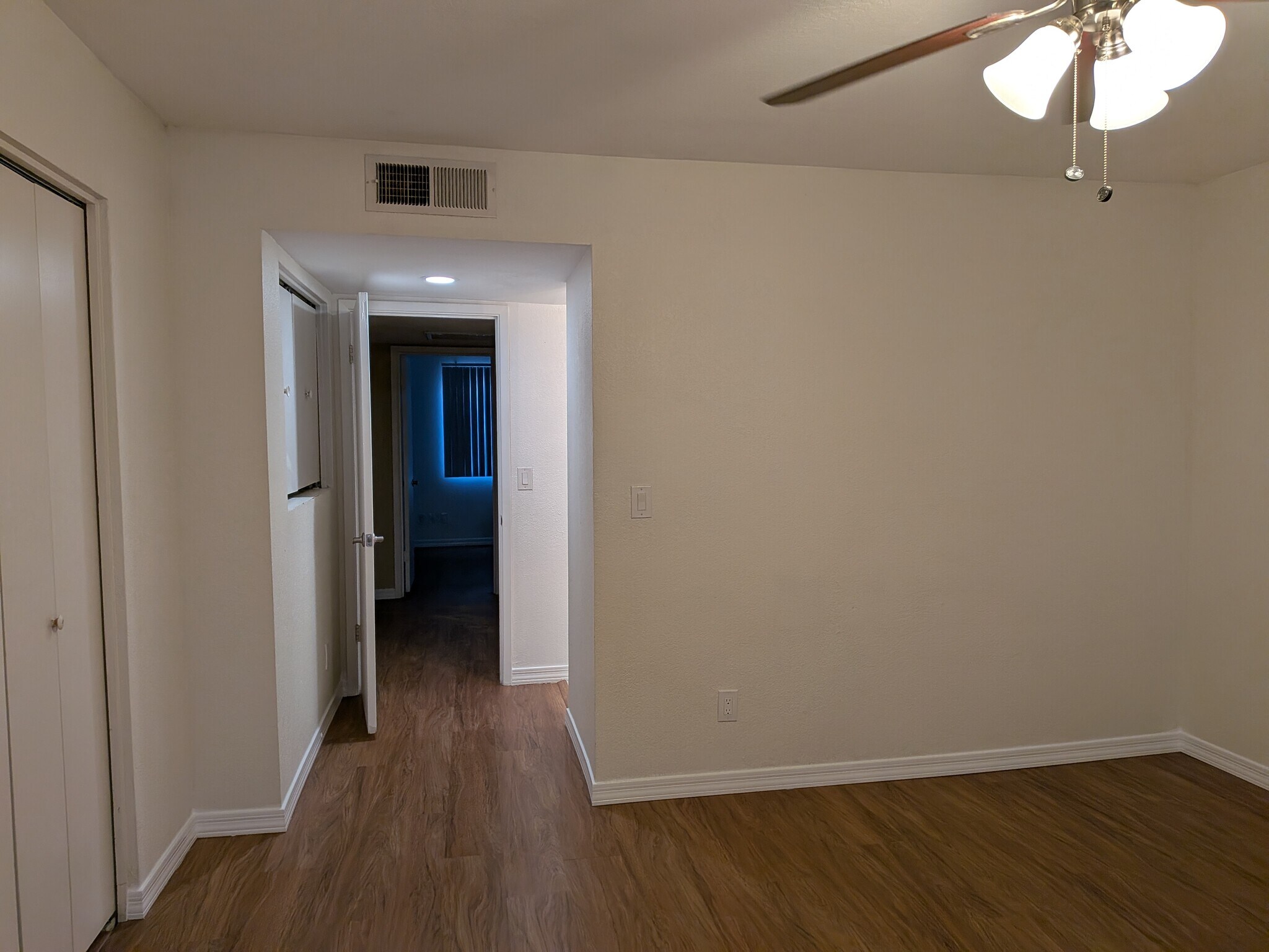 Building Photo - 122 S Hardy Dr