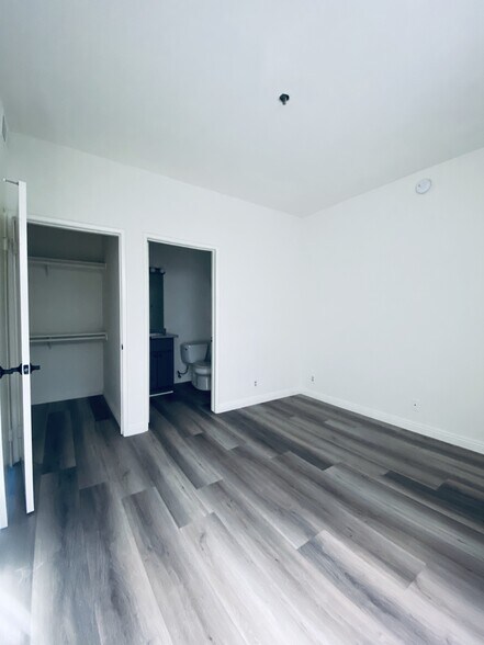 Building Photo - 1220 N Las Palmas Ave